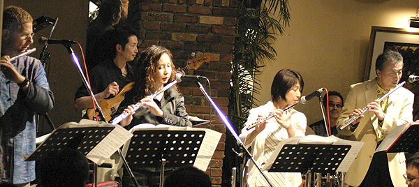 ���M���ASteve Sax�A�Ԗ؂肦�A��˗[�ʂ̂S�l�̃t���[�g