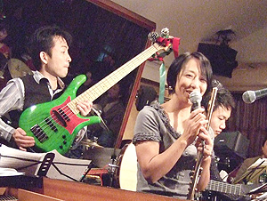 �M�^�[�̉��R����̓��Ƀ��{����t���悤�Ƃ���r�c����