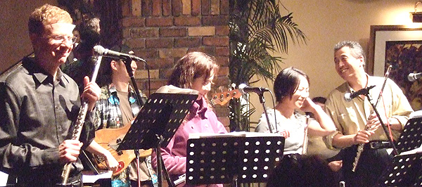 �x�[�X�̔��q�m�ꂳ��ƈ��M������łȂ񂩃M���O�A�O�̂R�l�͋�΂�