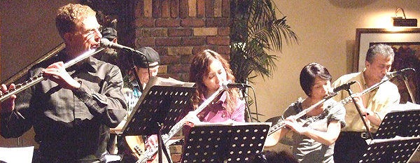 ���M���ASteve Sax�A�Ԗ؂肦�A��˗[�ʂ̂S�l�̃A���g�t���[�g